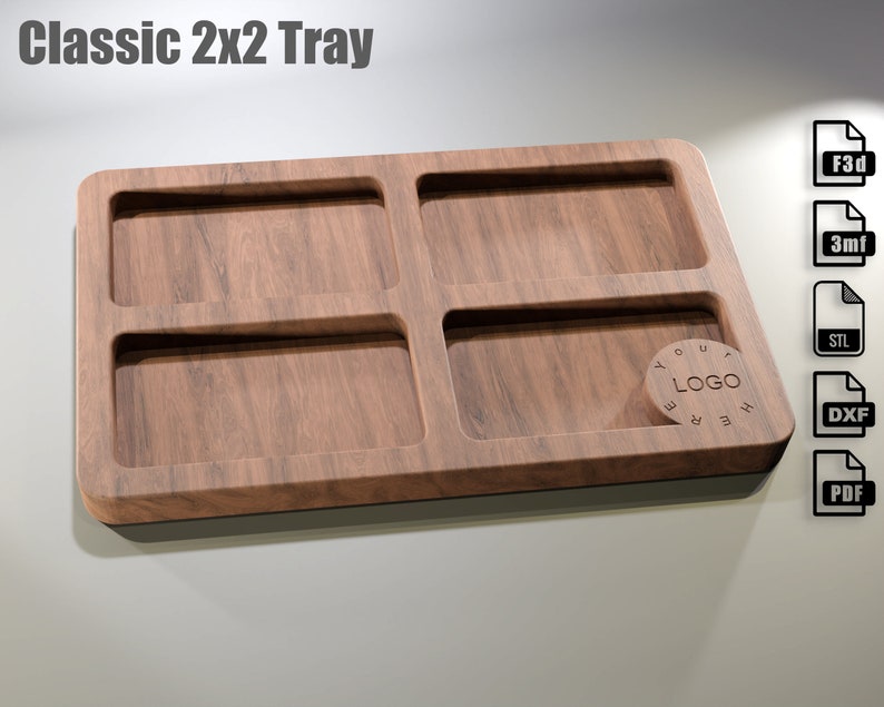 Puede incluir: Bandeja de madera con cuatro compartimentos rectangulares y un &aacute;rea circular para un logotipo. La bandeja tiene un acabado de vetas de madera marr&oacute;n oscuro y una base negra. El texto "Classic 2x2 Tray" est&aacute; en la parte superior.