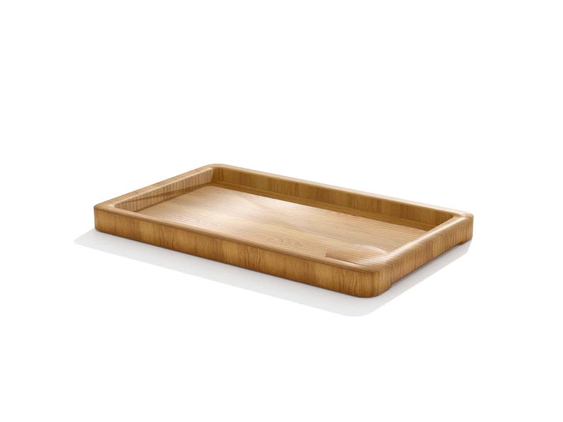 K&ouml;nnte beinhalten: Ein rechteckiges Holztablett mit abgerundeten Ecken. Das Tablett besteht aus hellfarbenem Holz und hat eine glatte Oberfl&auml;che. Die R&auml;nder des Tabletts sind leicht erh&ouml;ht und bilden einen Rand. Das Tablett ist zum Servieren oder Pr&auml;sentieren von Gegenst&auml;nden bestimmt.