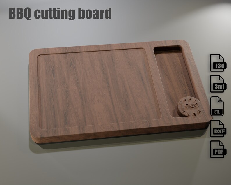 Op de afbeelding: Een houten BBQ snijplank met een kleine rechthoekige groef aan de rechterkant. De plank heeft een natuurlijke houtnerf en een afgeronde rand. De tekst "LOGO" is zichtbaar op een klein rond stuk hout.