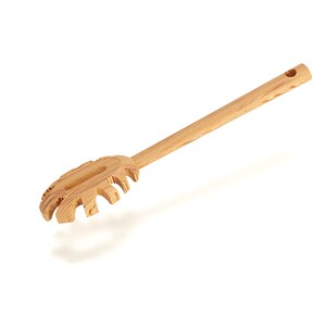 Puede incluir: Un servidor de pasta de madera con un mango largo y un dise&ntilde;o &uacute;nico en forma de garra para levantar la pasta de una olla.