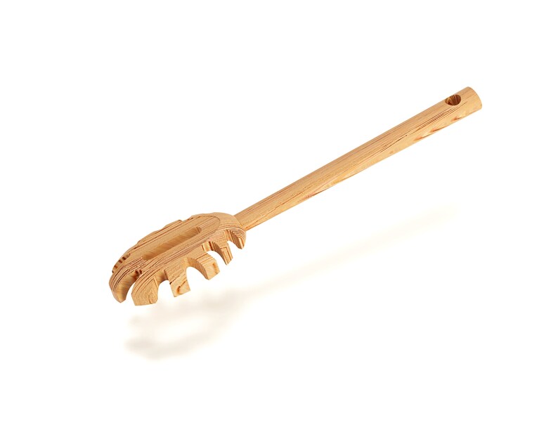 Puede incluir: Un servidor de pasta de madera con un mango largo y un dise&ntilde;o &uacute;nico en forma de garra para levantar la pasta de una olla.