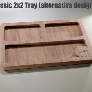 Puede incluir: Bandeja rectangular de madera con tres compartimentos. La bandeja tiene un patr&oacute;n de vetas de madera oscura y un &aacute;rea circular para un logotipo. El texto "Classic 2x2 Tray (alternative design)" est&aacute; en la parte superior. Iconos de tipo de archivo a la derecha.