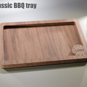Puede incluir: Una bandeja rectangular de madera para barbacoa con un interior empotrado y esquinas redondeadas. La bandeja tiene un acabado de veta de madera natural y una peque&ntilde;a zona circular para un logotipo. El texto "Classic BBQ tray" est&aacute; en la parte superior.