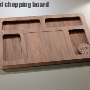 Puede incluir: Una tabla de cortar de chef rectangular de madera con m&uacute;ltiples compartimentos y un &aacute;rea circular para un logotipo. La tabla tiene un acabado de vetas de madera natural y el texto "Chef chopping board" est&aacute; en la parte superior.