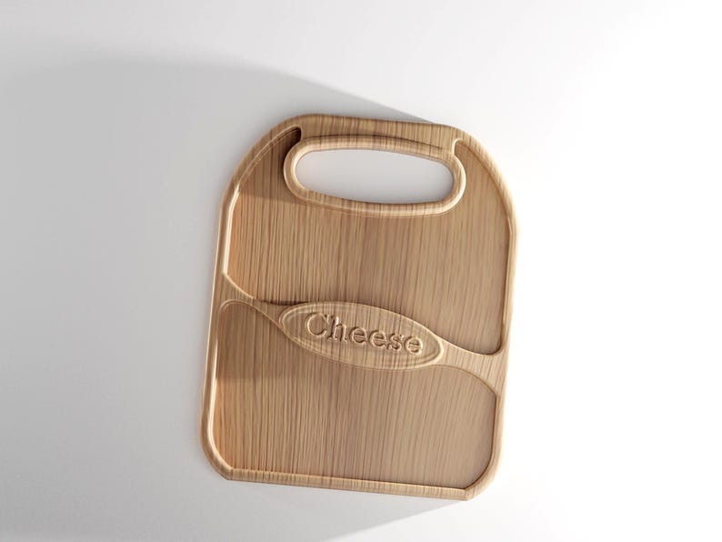 Pode incluir: Uma t&aacute;bua de queijo de madeira clara com uma pega. A palavra "Cheese" est&aacute; gravada na superf&iacute;cie da t&aacute;bua. A t&aacute;bua tem uma forma retangular com bordas arredondadas e um elemento de design curvo.