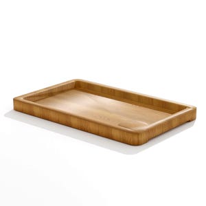 K&ouml;nnte beinhalten: Ein rechteckiges Holztablett mit hellbraunem Finish. Das Tablett hat einen erh&ouml;hten Rand und einen flachen Boden. Die Holzmaserung ist auf der Oberfl&auml;che sichtbar. Das Tablett ist zum Servieren oder Pr&auml;sentieren von Gegenst&auml;nden bestimmt.