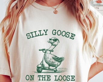 Silly Goose On The Loose Shirt, Silly Goose Farm T-Shirt, Cute Goose Shirt Gifts for Farm Girls, Aesthetic Meme Goose T-Shirt, Funny Gift