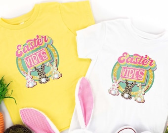 Camicia vibrazioni pasquali, camicia coniglietto pasquale, camicia pasquale retrò, camicia coniglietto, camicia per bambini pasquale carina, camicia abbinata alla famiglia, camicia famiglia pasquale