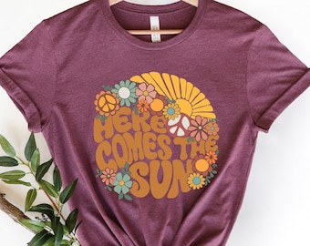 Camiseta Aquí viene el sol, camiseta retro de verano, camiseta retro de verano, camiseta de vacaciones de verano, camiseta de playa, camiseta de vacaciones en la playa