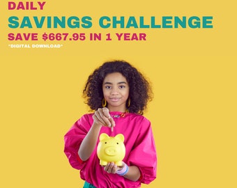 Puede incluir: Una persona joven con una camisa rosa y pantalones verdes está poniendo una moneda en una alcancía amarilla. El texto en la imagen dice "DAILY SAVINGS CHALLENGE SAVE $667.95 IN 1 YEAR *DIGITAL DOWNLOAD*"