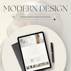 K&ouml;nnte beinhalten: Ein Tablet-Computer, auf dem eine Website mit dem Text "brandingbabe.wixsite.com/vivace" in der Suchleiste angezeigt wird. Die Website hat einen hellrosa Hintergrund mit dem Gesicht einer Frau und Text &uuml;ber "Love Notes" und "Ten Design Secrets". Das Tablet liegt auf einer wei&szlig;en Oberfl&auml;che mit einem schwarzen Stift.