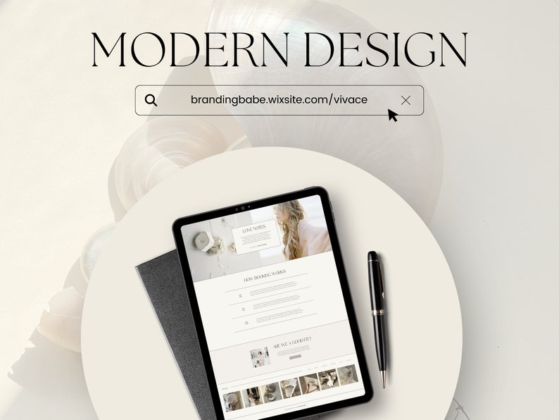 K&ouml;nnte beinhalten: Ein Tablet-Computer, auf dem eine Website mit dem Text "brandingbabe.wixsite.com/vivace" in der Suchleiste angezeigt wird. Die Website hat einen hellrosa Hintergrund mit dem Gesicht einer Frau und Text &uuml;ber "Love Notes" und "Ten Design Secrets". Das Tablet liegt auf einer wei&szlig;en Oberfl&auml;che mit einem schwarzen Stift.