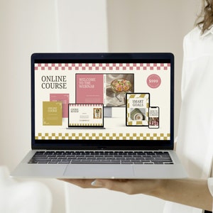 Pu&ograve; includere: Schermo di un laptop che mostra una pagina di destinazione di un corso online con il testo "ONLINE COURSE" e "WELCOME TO THE WEBINAR". La pagina presenta anche un'etichetta di prezzo di $ 999 e immagini di vari materiali del corso, tra cui un libro, un telefono e un laptop.