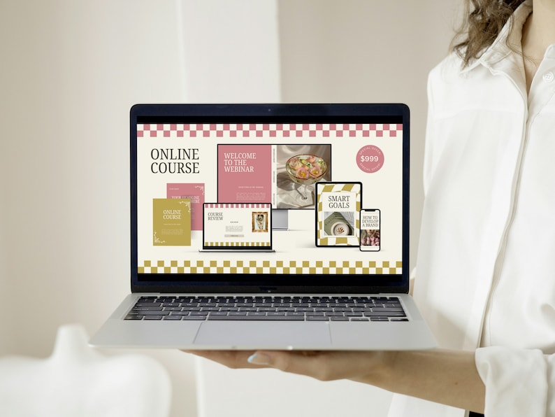 Pu&ograve; includere: Schermo di un laptop che mostra una pagina di destinazione di un corso online con il testo "ONLINE COURSE" e "WELCOME TO THE WEBINAR". La pagina presenta anche un'etichetta di prezzo di $ 999 e immagini di vari materiali del corso, tra cui un libro, un telefono e un laptop.