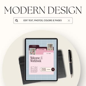 Może przedstawiać: Tablet cyfrowy wyświetlający szablon skoroszytu z jasnoniebieskim tłem w kratkę, r&oacute;żowymi zakładkami oraz tekstem Welcome To the WORKBOOK, Online Course i August 2020. Czarny długopis spoczywa na ciemnoszarym, teksturowanym etui obok tabletu.
