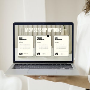 Puede incluir: Una pantalla de computadora port&aacute;til que muestra tres opciones de membres&iacute;a: B&aacute;sica, Premium y &Eacute;lite. Cada opci&oacute;n enumera las caracter&iacute;sticas y un precio mensual: 29 &euro;, 49 &euro; y 79 &euro;.