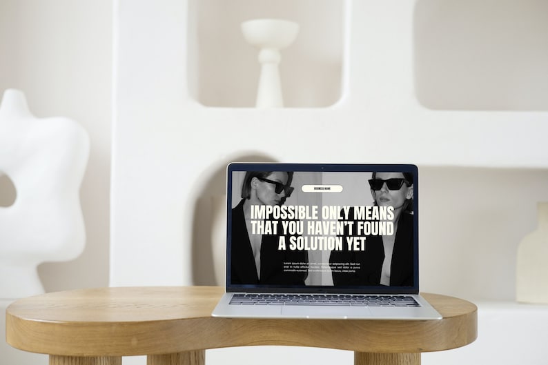 Puede incluir: Un ordenador port&aacute;til con un fondo blanco. La pantalla muestra un sitio web con el texto "Imposible solo significa que a&uacute;n no has encontrado una soluci&oacute;n".