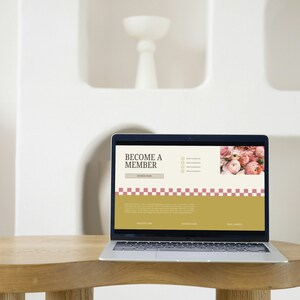 Pu&ograve; includere: Un computer portatile su un tavolo di legno con un sito web aperto sullo schermo. Il sito web ha uno sfondo dorato con un motivo a scacchi rosa e bianco e il testo "Become a Member".