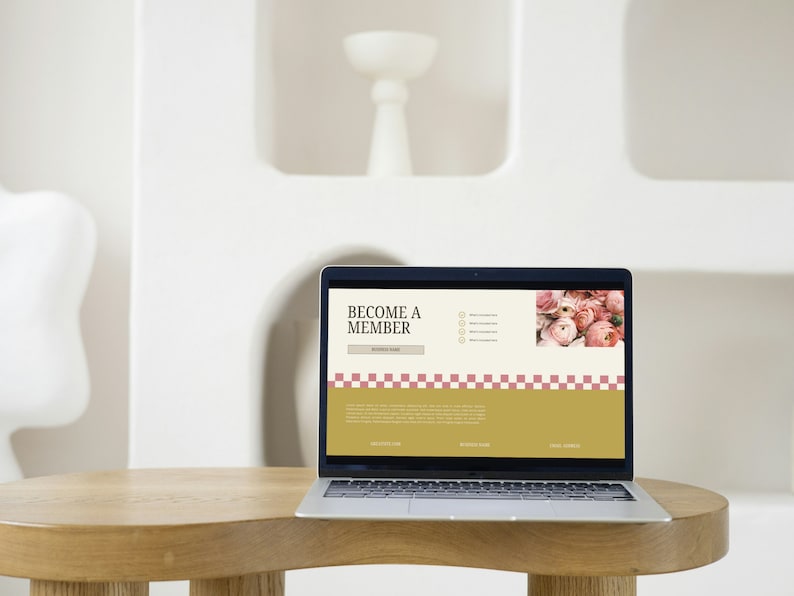 Pu&ograve; includere: Un computer portatile su un tavolo di legno con un sito web aperto sullo schermo. Il sito web ha uno sfondo dorato con un motivo a scacchi rosa e bianco e il testo "Become a Member".