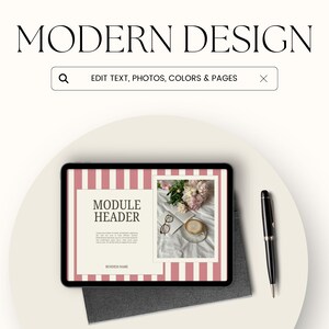 Pu&ograve; includere: Un tablet che mostra uno sfondo a strisce rosa e bianche con il testo "MODULE HEADER" e una foto di un mazzo di fiori rosa. Il tablet &egrave; su una superficie bianca con una penna nera.