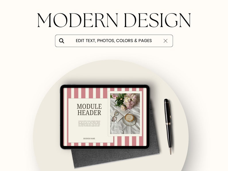 Pu&ograve; includere: Un tablet che mostra uno sfondo a strisce rosa e bianche con il testo "MODULE HEADER" e una foto di un mazzo di fiori rosa. Il tablet &egrave; su una superficie bianca con una penna nera.