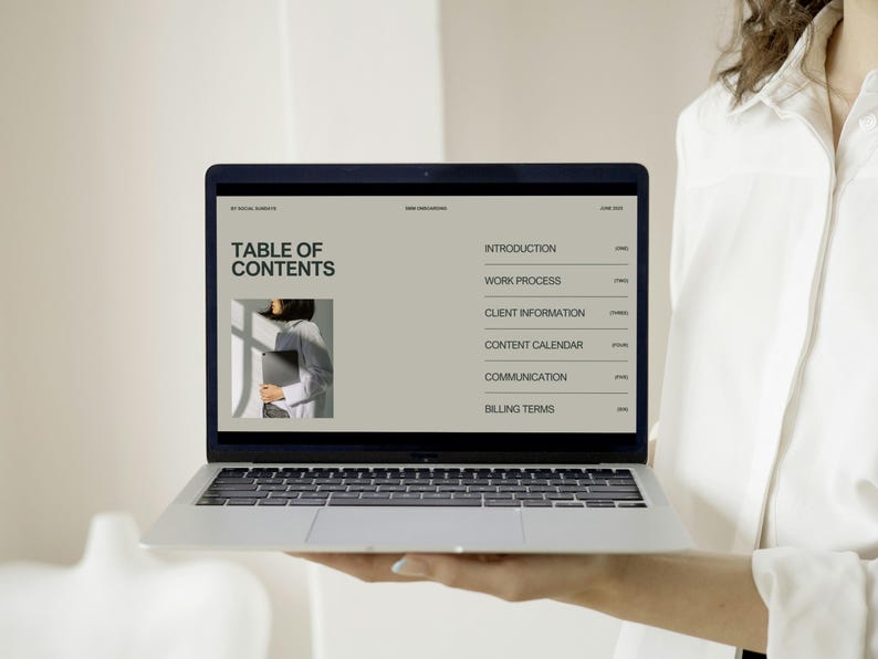 Pu&ograve; includere: Un laptop argentato che mostra una pagina di "Sommario" con un elenco di argomenti e un'immagine. Il laptop &egrave; tenuto da una persona che indossa una camicia bianca. Lo schermo mostra argomenti come "Introduzione" e "Processo di lavoro".