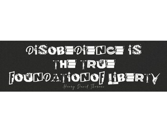 Imán para coche con cita de Thoreau / Arte de desobediencia civil