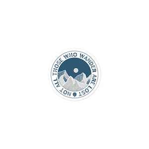 Niet iedereen die ronddwaalt, is verdwaald | Lord of The Rings Citaat | Raadsel van Strider | Wanderlust Bubble-Free Stickers