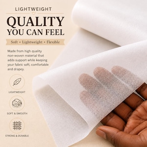 Könnte beinhalten: Nahaufnahme von weißem Vliesstoff. Der Stoff ist weich, leicht und flexibel. Das Bild enthält den Text "LIGHTWEIGHT QUALITY YOU CAN FEEL Soft • Lightweight • Flexible". Der Stoff soll den Stoff unterstützen und weich halten.