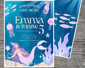 Könnte beinhalten: Eine Einladung zu einer Unterwasser-Geburtstagsparty für ein Kind, das fünf Jahre alt wird. Die Einladung zeigt eine Meerjungfrau mit lila Haaren und einem rosa Schwanz, eine rosa Qualle, ein Seepferdchen und einen blauen Hintergrund mit weißen Sternen. Der Text auf der Einladung lautet "You're invited to Under the Sea Emma is turning 5".