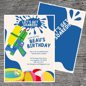 Peut inclure: Une invitation de fête d'anniversaire bleue et blanche avec le texte "Let's Get Soaked!!" et "Beau's Birthday". L'invitation présente un pistolet à eau de dessin animé, un flotteur de piscine et des ballons de plage.