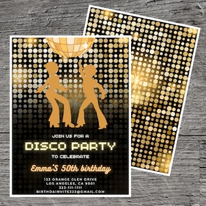 Puede incluir: Una invitación a una fiesta disco negra y dorada con una silueta de dos personas bailando bajo una bola de discoteca. El texto dice "Únete a nosotros para una fiesta disco para celebrar el 50 cumpleaños de Emma".