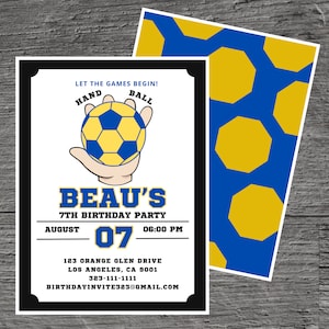 Puede incluir: Una invitación de fiesta de cumpleaños azul y amarilla con una mano de dibujos animados sosteniendo una pelota de fútbol. La invitación dice "¡Que comiencen los juegos!" y "Beau's 7th Birthday Party". La fecha es el 07 de agosto y la hora es las 18:00. La dirección es 123 Orange Glen Drive, Los Ángeles, CA 9001. El número de teléfono es 323-111-1111 y la dirección de correo electrónico es birthdayinvite323@gmail.com.