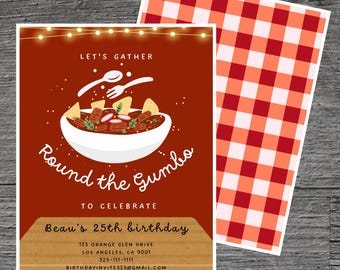 Puede incluir: Un fondo a cuadros rojo y blanco con una tarjeta de invitación marrón. La tarjeta tiene una ilustración de dibujos animados de un tazón de gumbo con una cuchara y un tenedor encima. El texto en la tarjeta dice "Let's Gather Round the Gumbo to Celebrate Beau's 25th Birthday" con información de contacto debajo.
