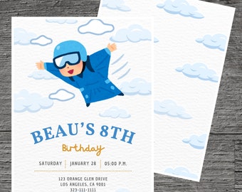 Könnte beinhalten: Eine Geburtstagseinladung mit einer Cartoon-Illustration eines Fallschirmspringers in einem blauen Anzug und Helm vor Wolken. Die Einladung enthält den Text "BEAU'S 8TH Birthday" und die Veranstaltungsdetails.
