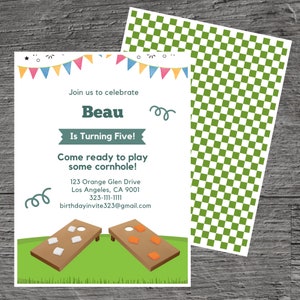 Peut inclure: Une invitation blanche avec des fanions colorés en haut. L'invitation dit "Join us to celebrate Beau Is Turning Five! Come ready to play some cornhole!" avec une adresse, un numéro de téléphone et une adresse e-mail. L'invitation a un fond vert avec deux planches de cornhole brunes avec des sacs dessus.
