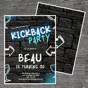 Op de afbeelding: Een neonblauwe en witte uitnodiging voor een kickback-feest om de 30e verjaardag van Beau te vieren. De uitnodiging heeft een bakstenen achtergrond met witte pijlen en glazen. De tekst luidt "U bent uitgenodigd voor een kickback-feest om de 30e verjaardag van Beau te vieren. 123 Orange Glen Drive Los Angeles, CA 9001 323-111-1111 birthdayinvite323@gmail.com"