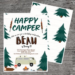 Könnte beinhalten: Eine Geburtstagseinladung mit Camping-Motiv. Die Einladung zeigt den Text "HAPPY CAMPER" und "BEAU is turning 10". Das Design umfasst Illustrationen von Bäumen, einem Campingbus, einem Lagerfeuer und Spießen.