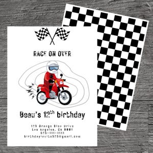 Puede incluir: Tarjeta de invitación blanca con una ilustración de motocicleta roja y el texto "Race On Over". La tarjeta también incluye el texto "Beau's 12th birthday" e información de contacto. Se ve una segunda tarjeta con un patrón de cuadros blanco y negro.