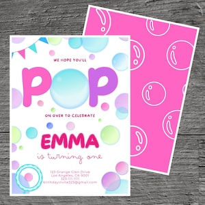 Può includere: Un invito bianco con una grafica "POP" rosa, viola e blu con bolle e coriandoli colorati. Il testo "WE HOPE YOU'LL" è in cima all'invito. Il testo "ON OVER TO CELEBRATE" è sotto la grafica "POP". Il testo "EMMA is turning one" è sotto il testo "ON OVER TO CELEBRATE". L'invito include l'indirizzo "123 Orange Glen Drive Los Angeles, CA 9001", il numero di telefono "323-111-1111" e l'indirizzo email "birthdayinvite323@gmail.com".