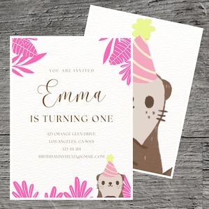 Puede incluir: Invitación de cumpleaños rosa y blanca con una nutria de dibujos animados que lleva un gorro de fiesta rosa. La invitación dice "Estás invitado Emma cumple un año" e incluye información de contacto.