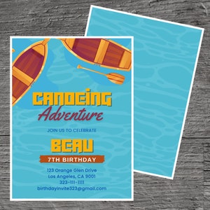 Puede incluir: Una invitación de cumpleaños azul y amarilla con una ilustración de dibujos animados de dos canoas en un lago azul. El texto dice "Canoeing Adventure" y "Join us to celebrate Beau 7th Birthday". La invitación incluye la dirección, el número de teléfono y la dirección de correo electrónico.