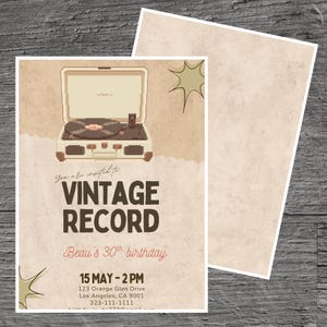 Puede incluir: Una tarjeta de invitación de temática vintage con una ilustración de un tocadiscos retro. La tarjeta presenta el texto "VINTAGE RECORD" y detalles para una celebración de 30 cumpleaños, incluyendo la fecha, hora y lugar en Los Ángeles.