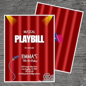 Könnte beinhalten: Rote Programmheft-Einladung mit dem Text "MUSICAL PLAYBILL" und "EMMA'S 7th Birthday". Das Design umfasst ein Mikrofon, eine Filmrolle und einen Bühnenvorhang-Hintergrund. Die Einladung enthält auch Kontaktinformationen.