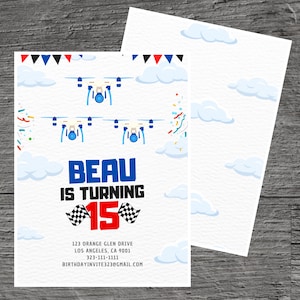 Puede incluir: Una invitación de cumpleaños para un niño llamado Beau que cumple 15 años. La invitación presenta un dron azul y blanco con banderas a cuadros rojas y blancas. El fondo es azul claro con nubes blancas y confeti.