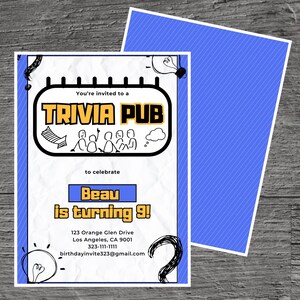 Könnte beinhalten: Eine weiße und blaue Einladung zu einer Quiz-Pub-Party zur Feier von Beas 9. Geburtstag. Die Einladung zeigt eine Comiczeichnung eines Pub-Schilds mit den Worten "Trivia Pub" in Gelb und Schwarz. Die Einladung enthält auch eine Comiczeichnung von Personen, die an einem Tisch sitzen, und eine Gedankenblase. Die Einladung enthält den Text "You're invited to a Trivia Pub to celebrate Beau is turning 9!" sowie die Adresse, Telefonnummer und E-Mail-Adresse.