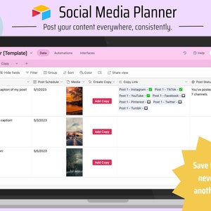 Puede incluir: Una pantalla de portátil que muestra una interfaz de planificador de redes sociales. La interfaz muestra un calendario con fechas, medios y estado de publicación. La parte superior de la pantalla tiene el texto "Social Media Planner". Una estrella amarilla dice "¡Ahorra tiempo y no te pierdas ninguna publicación!"
