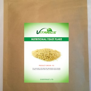 以下が含まれることがあります： 白いラベルが貼られた茶色の紙袋。ラベルには「VITANICS NUTRITIONAL YEAST FLAKE」の文字と、栄養酵母のフレークの写真、