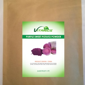 Op de afbeelding: Een bruine papieren zak met een groen en wit etiket met de tekst "Vitanics Purple Sweet Potato Powder". Het etiket bevat een afbeelding van paars zoete aardappelpoeder en gesneden zoete aardappelen. Product van China.