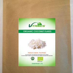 Puede incluir: Una bolsa de papel marrón con una etiqueta blanca que dice "VITANICS ORGANIC COCONUT FLAKES". La etiqueta también dice "PRODUCT ORIGIN: PHILIPPINES" e incluye dos certificaciones orgánicas verdes.